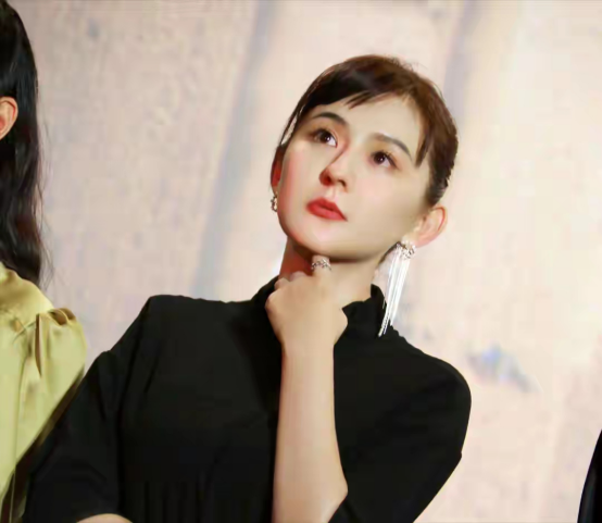 热依扎|热依扎被骂“露胸癖”回怼后，二审败诉向素人道歉，称自己冲动了