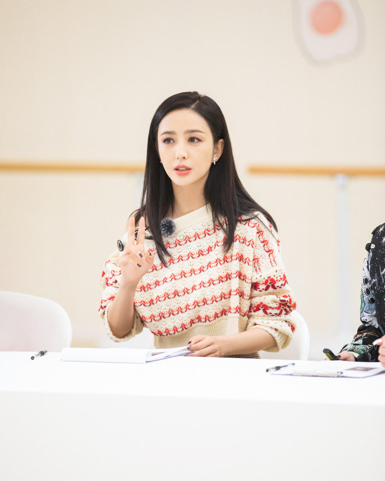 香港小姐|佟丽娅咋看咋年轻！穿斜露肩毛衣配格纹半身裙，单身后气色变好了