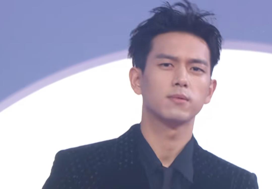 邓伦|男星红毯大赏：张若昀脖子前倾，邓伦大油头，白敬亭鼻头泛油光