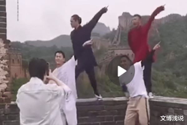文博浅说|印小天在长城上跳舞,工作人员强烈谴责,网友:感觉他像疯子!