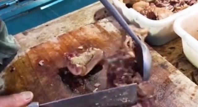 每日各地美食大放送 山东大爷路边摆摊卖猪头肉，看着像没煮熟，客人尝一口立刻掏钱买