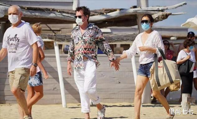 巩俐|巩俐终于做回小女人，穿深V热裤海滩散步，外籍老公全程牵手贴心