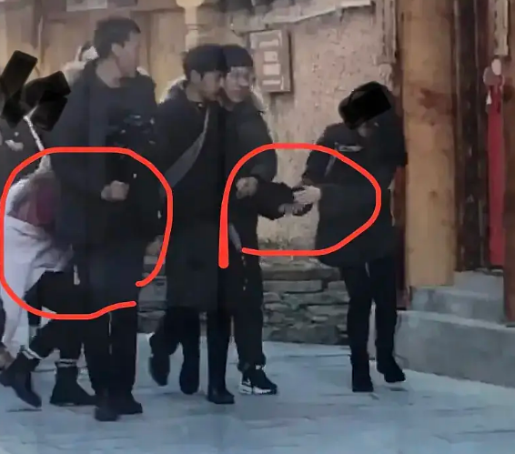 萌神木木 丁真被粉丝围堵骚扰,一人拉手一人揽腰,三个保镖都拦不住