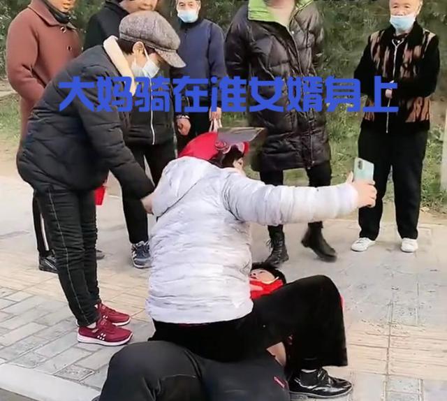 为老不尊!陕西大妈坐在准女婿身上直播,大妈:二婚女人不愁嫁