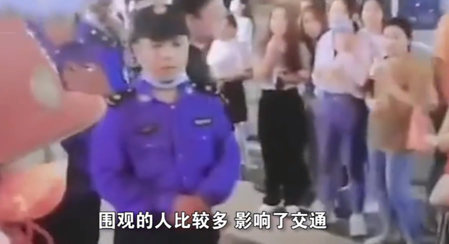 城管 游客穿汉服打卡日式风情街遭劝离,只因影响居民?官方:正在调查