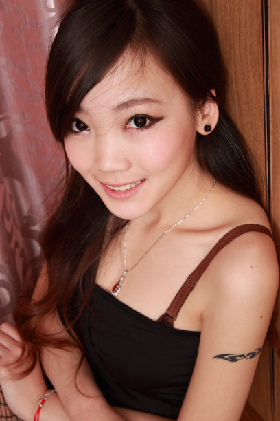 农村妇女有多疯狂?丈夫死后,这位美丽的妻子被迫妥协,暴露了农村妇女的痛苦。