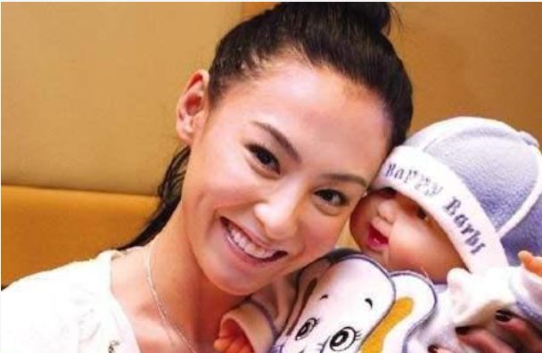 谢霆锋|谢霆锋终于做了决定，俩儿子高兴地跳起来，张柏芝可以放心了！