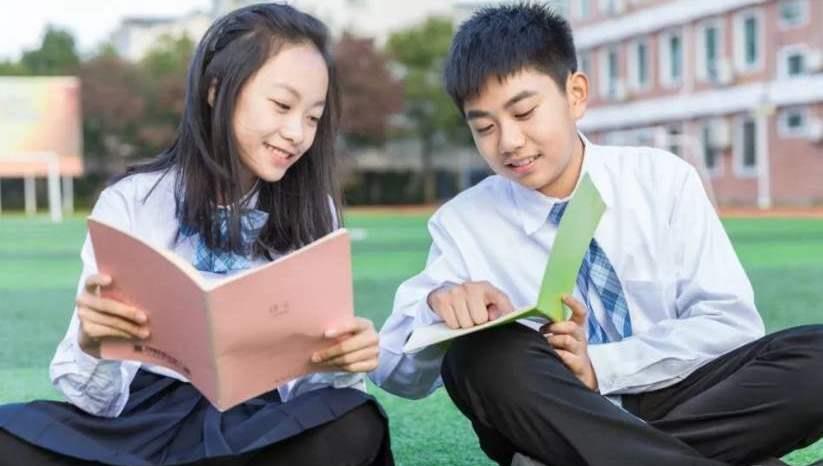 李嘉欣|李嘉欣和儿子游玩，穿镂空裤子引争议，网友：亲子间要有界限！