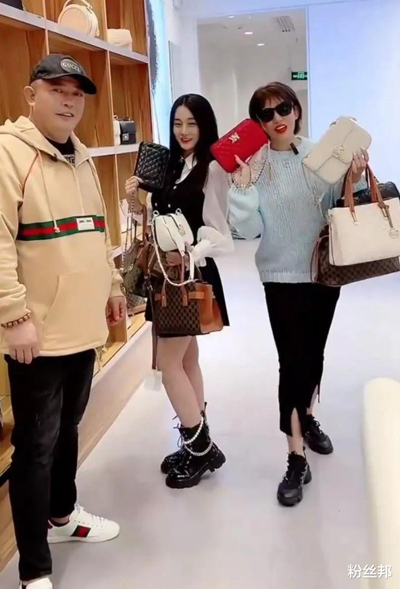 二驴父亲给刘二狗前妻买包,看上哪款老头给你买,让对方考虑自己