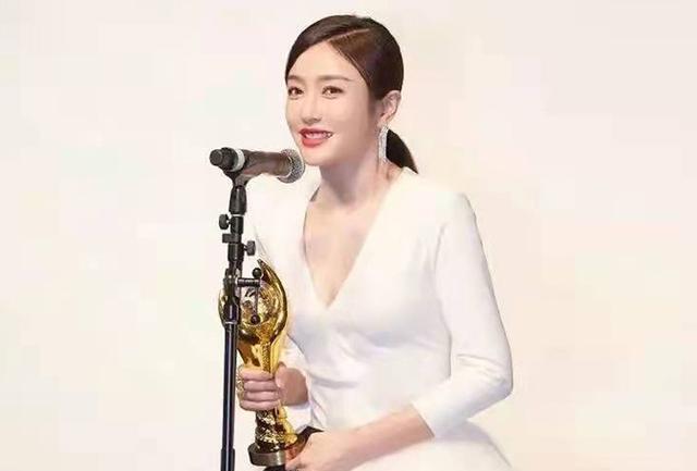 杨幂|秦岚领奖的旧照火了，穿低领长裙扎马尾辫，造型太美引起热议