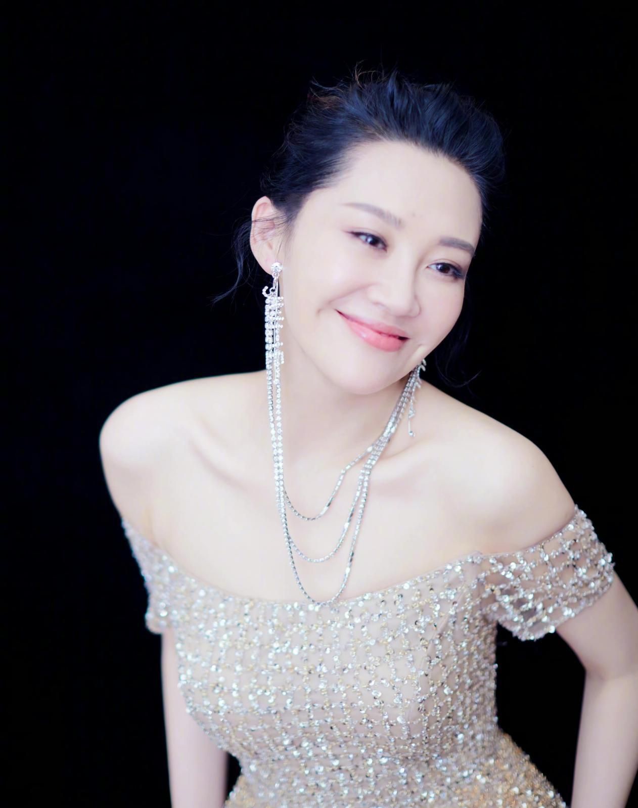 时尚圈的奇葩大喵 52岁的许晴竟把21岁谋女郎比下去？宝石被戴成风油精，气质差太多