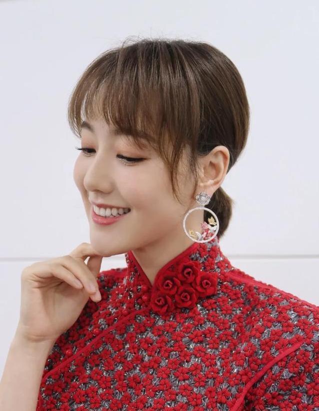 主持人|美女王冠近照，少女感十足，清秀优雅漂亮依然，自曝37岁没对象？