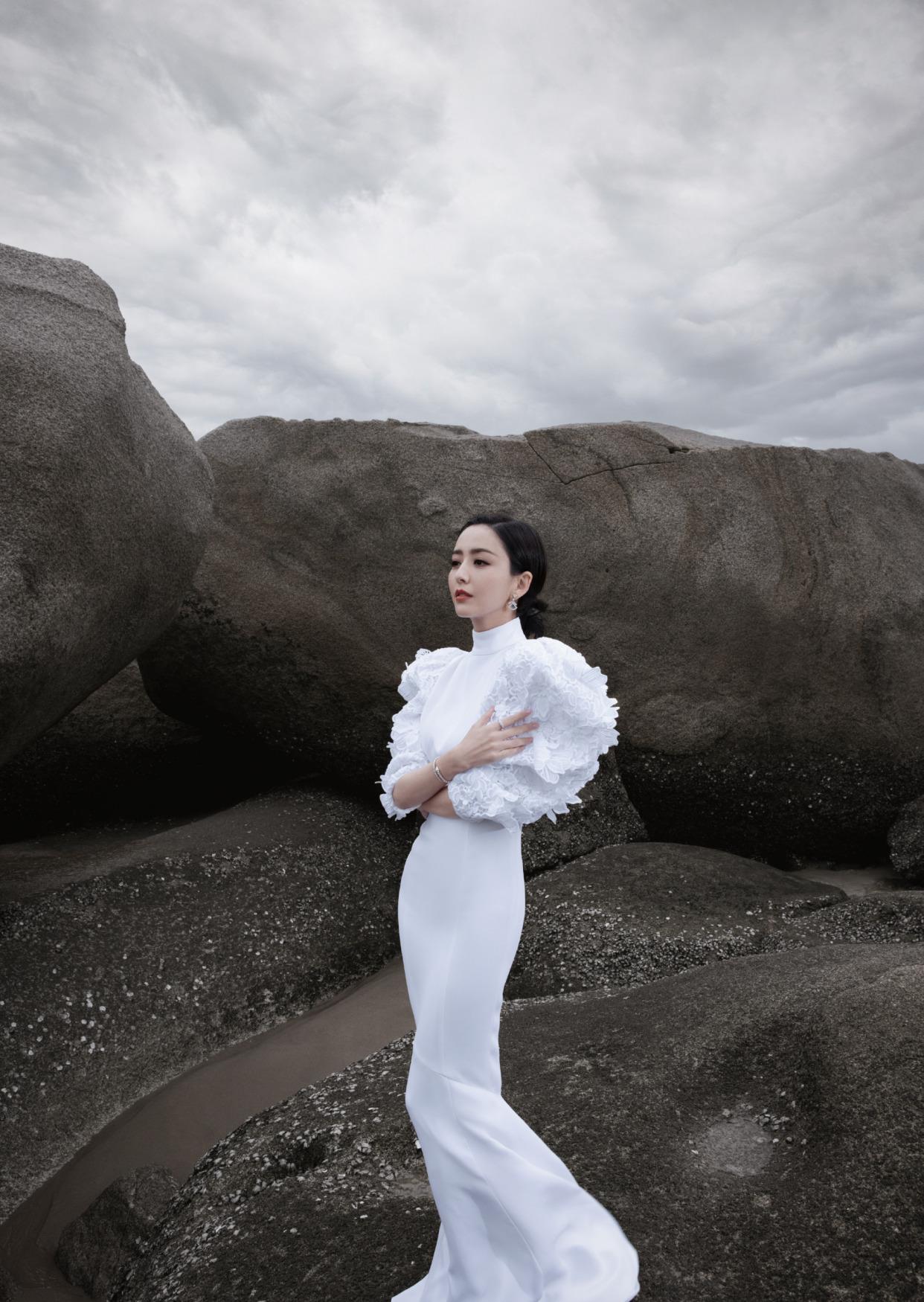 张天爱|佟丽娅海边大片，空灵缥缈，又美又仙