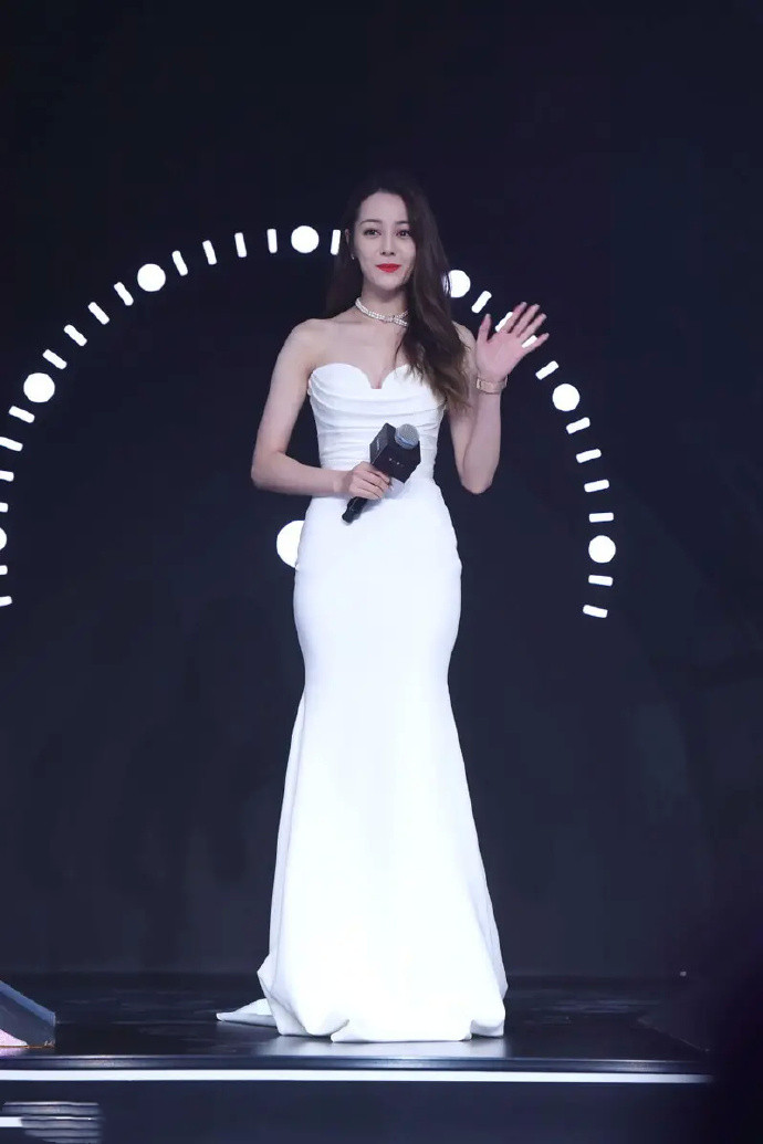 王小蒙|袁立胖一点更像贵妇，穿抹胸裙曲线撑得明显，剪短发也能闪耀红毯