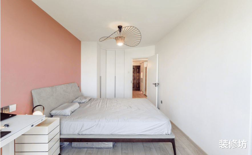 一居室里还有阳光健身房，清新北欧风的空间，邻居看了都羡慕