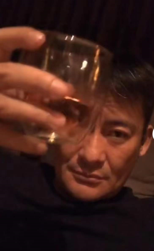 景岗山|54岁景岗山罕见露面，与牛莉同框共舞，身边摆满酒瓶站都站不稳