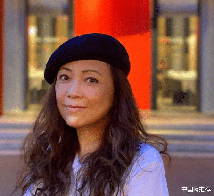 邓萃雯|港星邓萃雯与好友聚餐：素颜出镜皮肤紧致保养好，丝毫不见老态