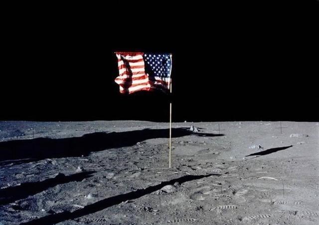 登月|月球上的五星红旗，使美国登月再遭质疑？存在哪些疑点？