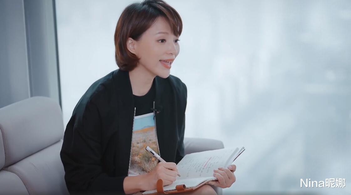 穿衣搭配|董卿主持功底深厚，久违露面穿夹克说顺口溜不结巴，罕剪刘海认不出来
