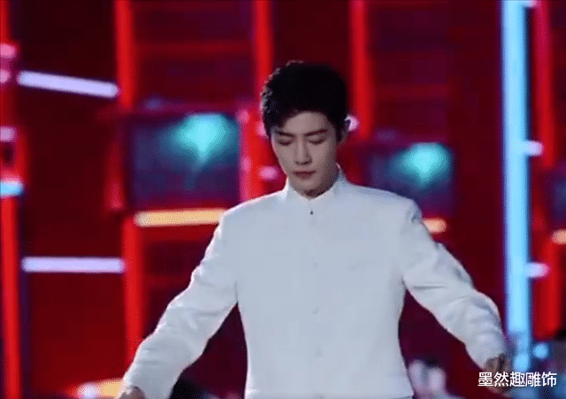 肖战|肖战成龙合唱中华力量，现场打鼓帅气十足，网友：中山装都那么帅