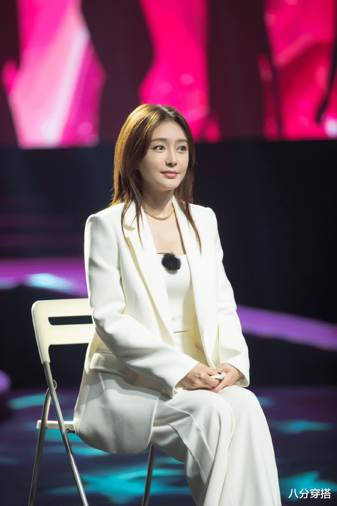 八分穿搭 秦岚穿衣太“心机”，一袭红色低胸连衣裙高贵精致，42岁还这么美