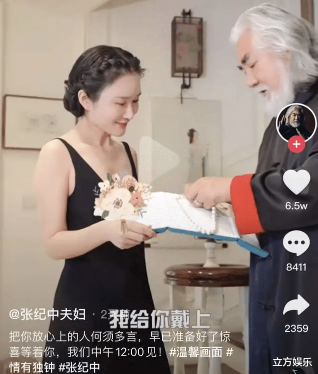 张纪中|张纪中在欧式别墅赠老婆珍珠项链，二人亲密无间同框似两代人！