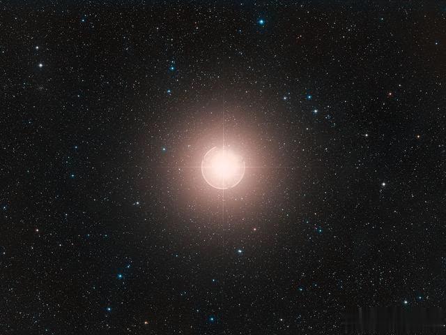 恒星 我国科学家解开参宿四变暗之谜:出现了比太阳大百万倍的恒星黑子