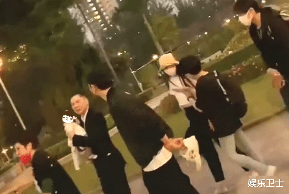 向佐|向佐一家饭后散步，郭碧婷光脚走路老公举动好暖，向华强抱孙女变慈祥爷爷