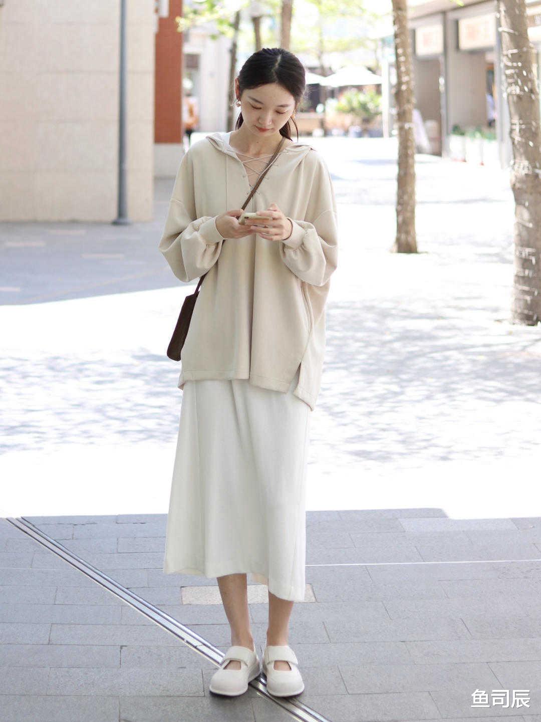 鱼司辰|话说，墨绿色西装搭配白色烟管裤真的美！今年流行这样穿，超好看