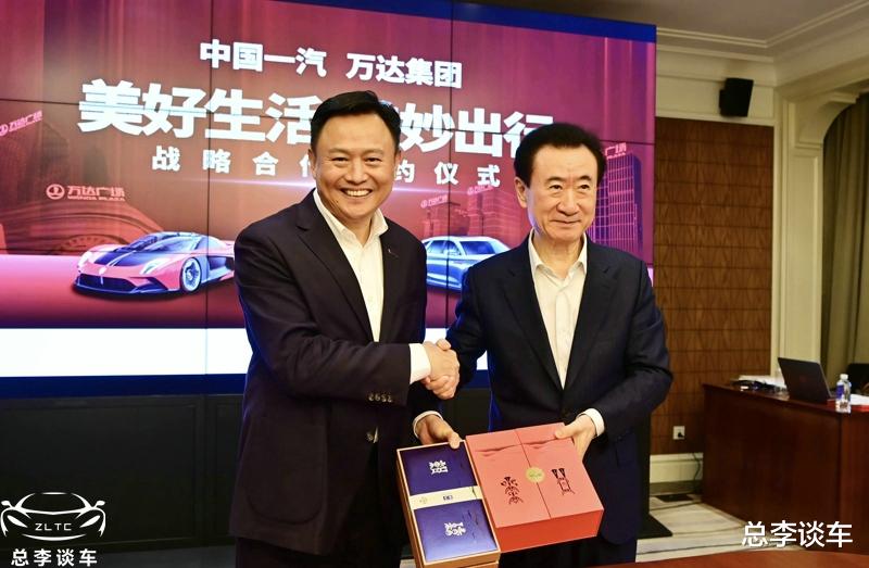 怼完劳斯莱斯,王思聪自驾迈巴赫出门,网友:气场依旧在