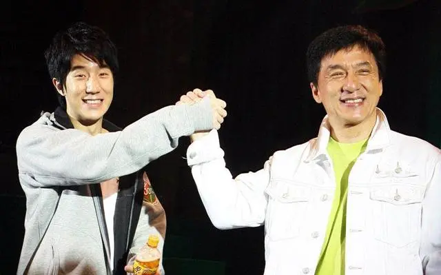 成龙|老外们膜拜敬仰的成龙,最近在外网被喷烂了