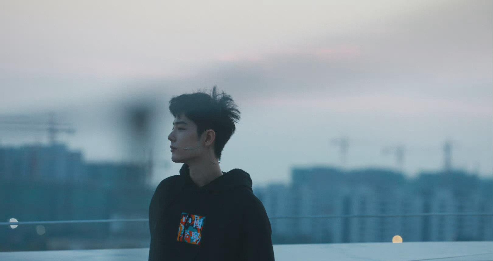 肖战|肖战不负少年阳光，炸起的发丝，氛围感拉满！