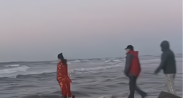 于时为伴 山东:2名教授海边拍日落拍到红衣轻生女孩,果断出手将女孩救回
