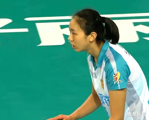 江苏女排|江苏女排3-0山东，与上海队进行半决赛，李岩龙神情落寞站在场边