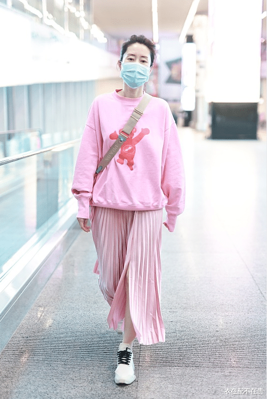 衣在配不在贵 脱离美颜滤镜后，刘敏涛穿一身粉也遮不住年龄感，好在气质撑得住