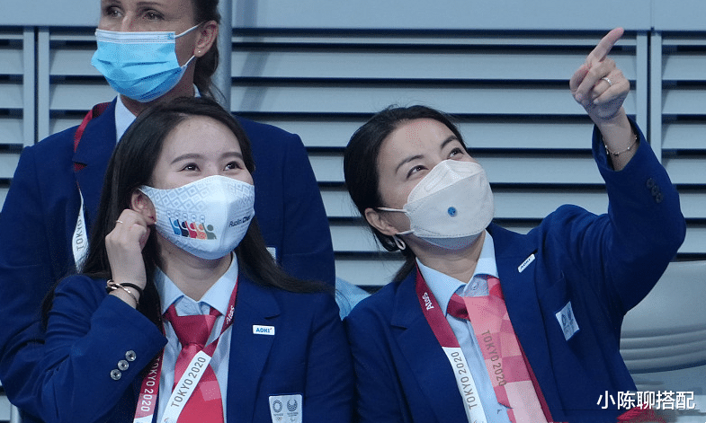 小陈聊搭配|三代跳水女神同台“比心”,郭晶晶气质优雅如初,这就是冠军气场