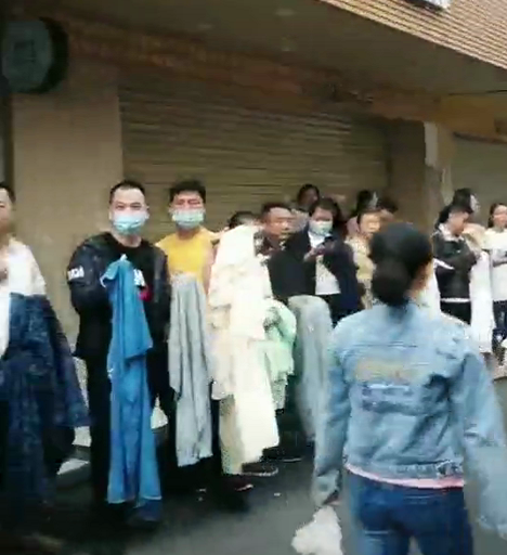 亚洲播报一姐 两极反转?广州服装厂再现招工潮,老板街头排排站等被挑选