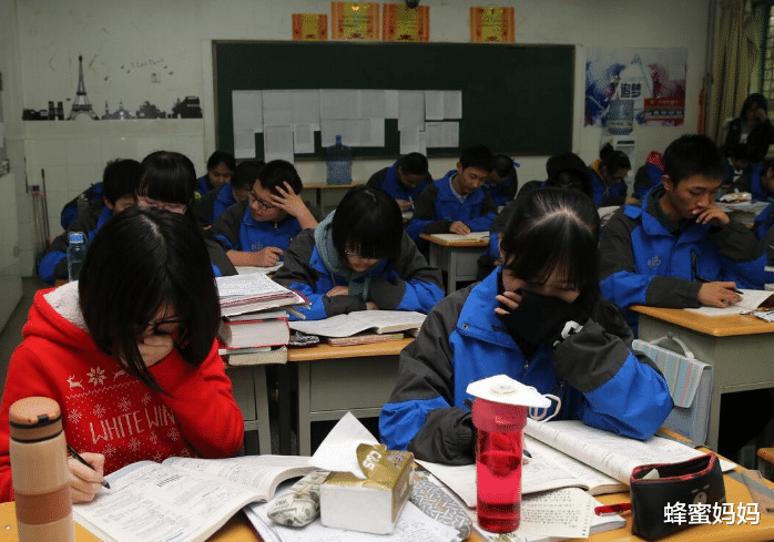 蜂蜜妈妈|初中生“住校”好还是“走读”好?上了高中才知道,差距真不小