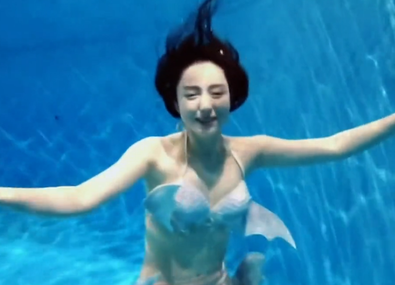 胡歌|42岁董璇水中游泳太惊艳！皮肤白皙身体曲线优美，扮人鱼动作熟练