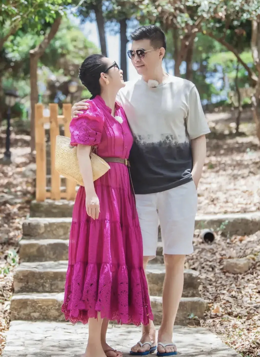 潮帮先生|秦海璐真是越老越有气质，夏日穿搭时髦又高级，值得中年女人借鉴