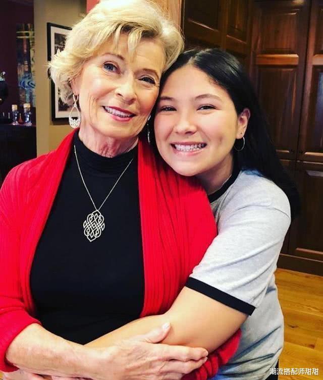 潮流搭配师甜甜 李小龙妻子改嫁给徒弟,76岁的年纪仍然大气,与孙女颜值挺像的