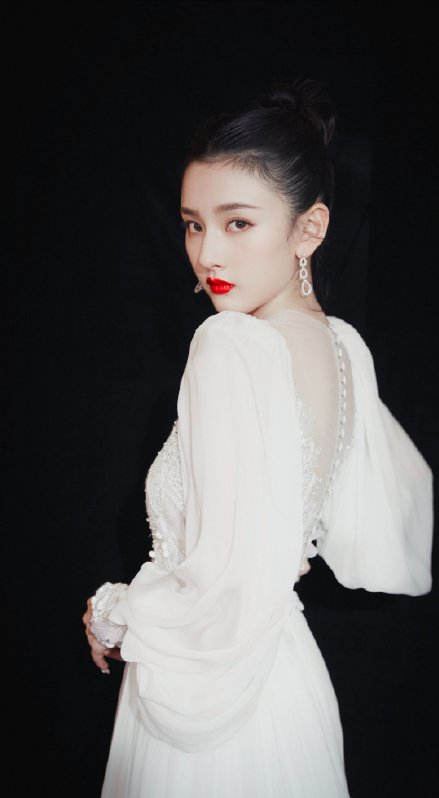 宋祖儿|宋祖儿太敢穿了!连衣裙直接开到肚脐,路人视觉真实身材一目了然