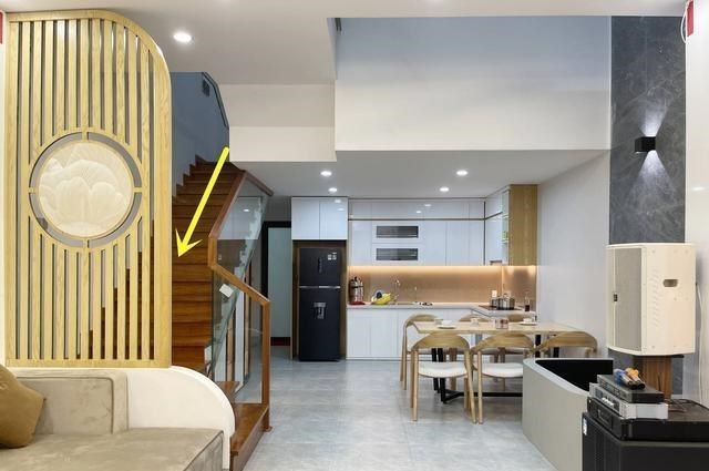 楼梯口正对着客厅,用木格栅隔断,关键比实心隔墙薄,更省空间