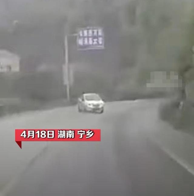 小松社会趣闻 湖南：下雨天，小车和公交车剧烈碰撞，监控画面记录事发瞬间