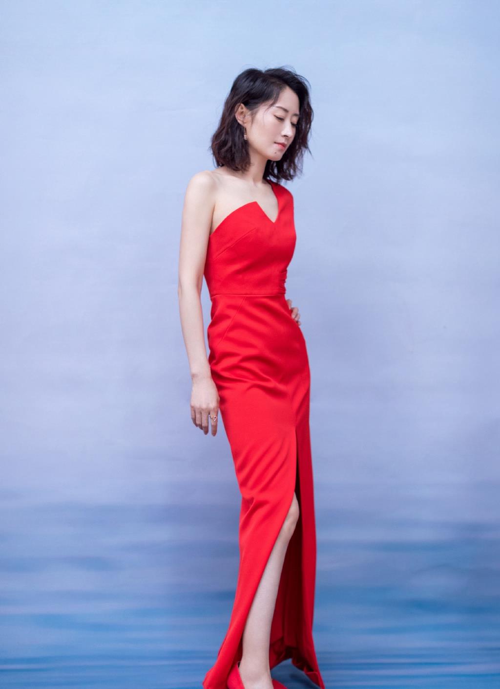 辰雪聊时尚|没想到刘敏涛这么美，白色“羽毛”连衣裙加身，与平时判若两人