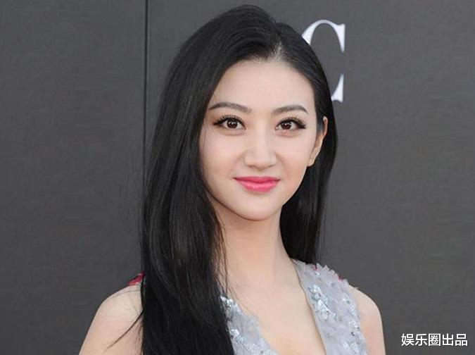 景甜|景甜活动旧照引起热议，穿低领装亮相，被指“风尘味太浓”