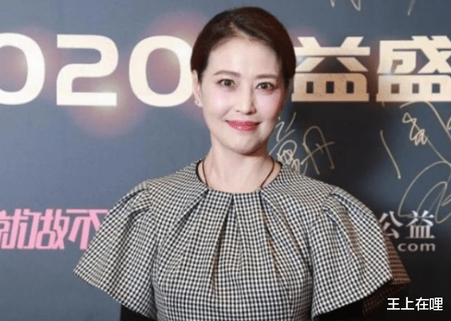 李若彤|54岁的周海媚遇上54岁的李若彤，一个水嫩如少女，一个却干瘪吓人