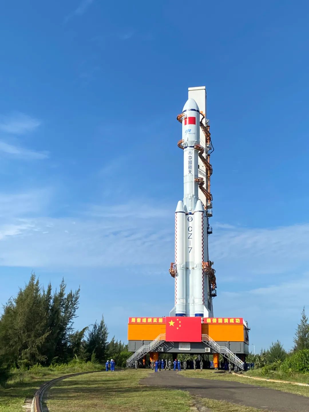 航天员 一边准备回家！一边准备送货！