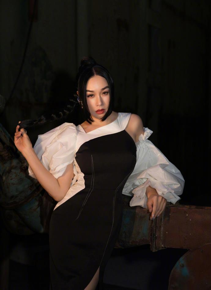 木木尔小倩|钟丽缇越老越自信，公主切配黑白收腰连衣裙，50岁线条感依旧很美