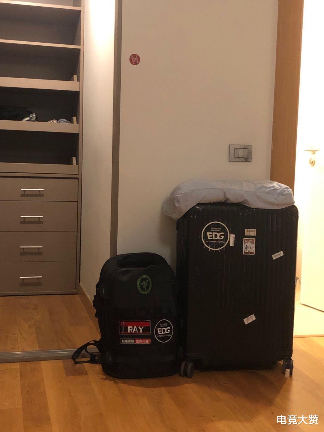 EDG前上單Ray發文：離開土耳其，配圖的行李箱和包都是EDG的-圖2